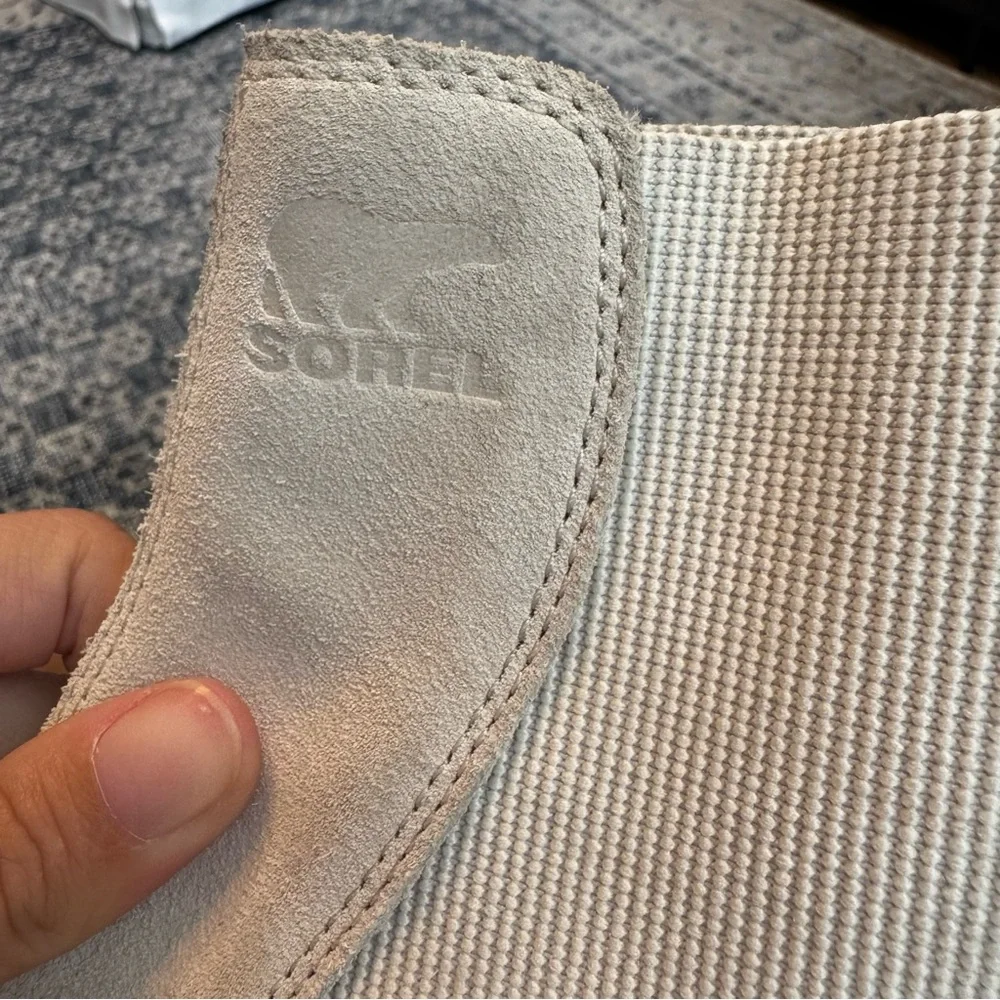 Sorel Cream Hi-Line Heel Chelsea Boot size 9